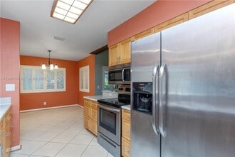 Building Photo - 9360 Chelsea Dr S