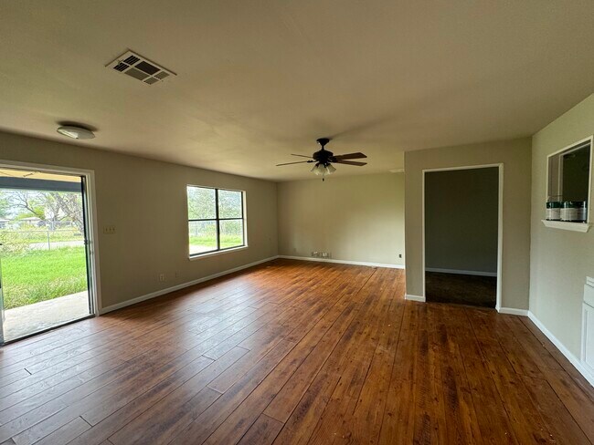 Building Photo - 851 Aspen Ln