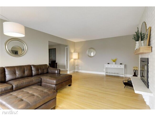 Foto del edificio - 8540 Zenith Rd