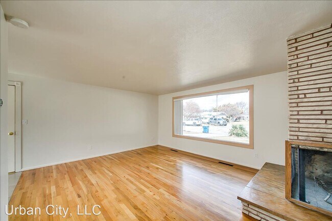 Building Photo - 3 br, 2 bath House - 6251 W. Daytona Dr.