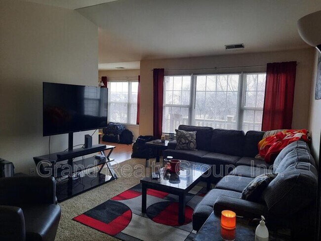 Foto del edificio - 1075 N Village Dr