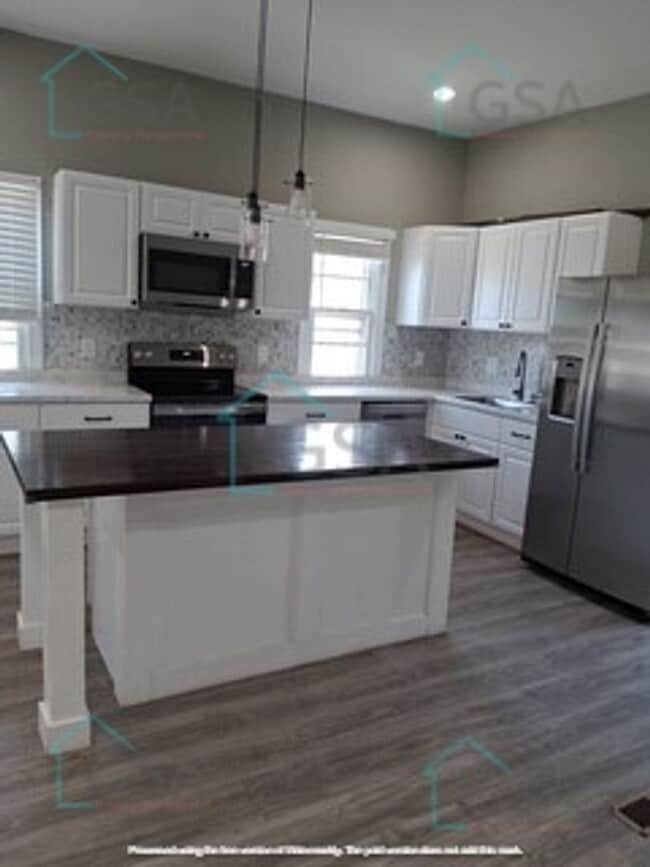 Building Photo - 2 Bedroom 1 Bath Available!
