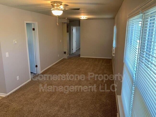Building Photo - 8365 Lakeview Dr