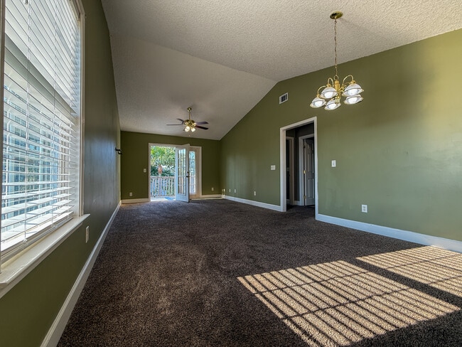 Building Photo - 210 Lantana Ct