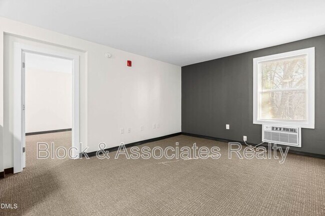 Building Photo - 5104 Hollyridge Dr