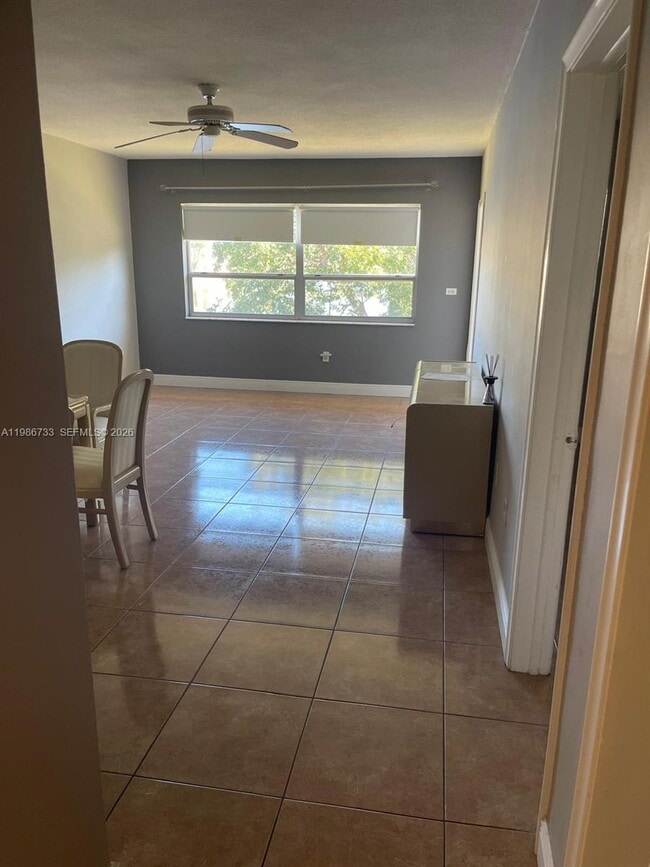 Building Photo - 20111 NE 27th Ct