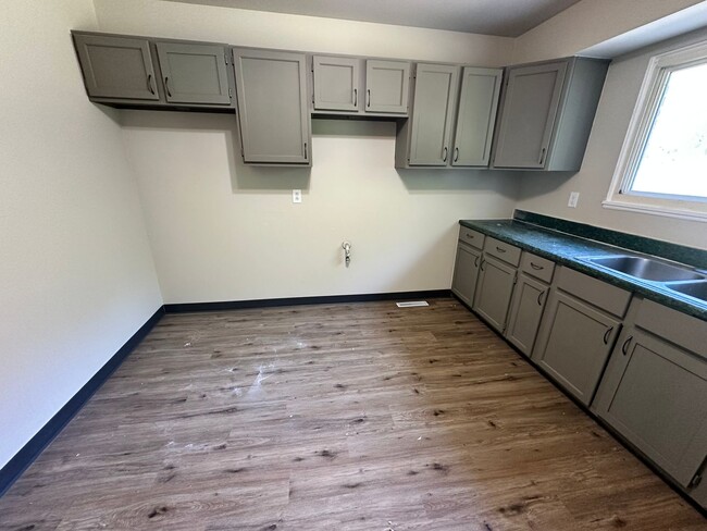 Building Photo - Updated 3 bedroom