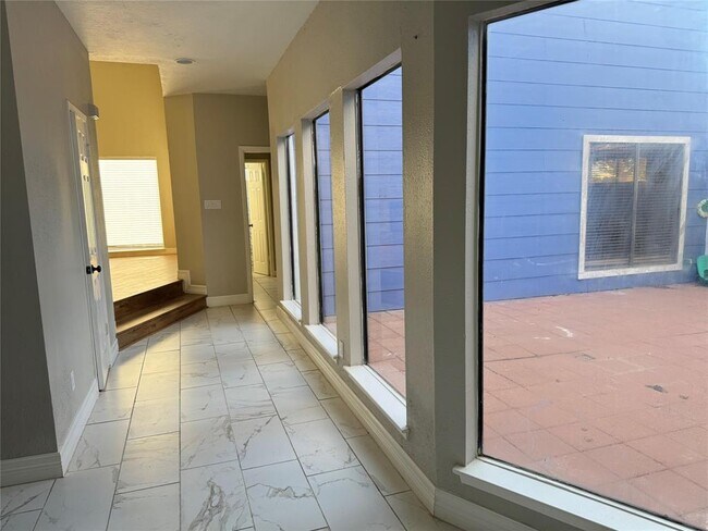 Building Photo - 526 Meadow Knoll Dr