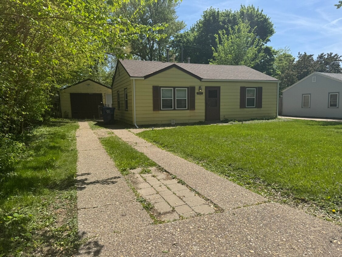 Primary Photo - 7115 N Oak St