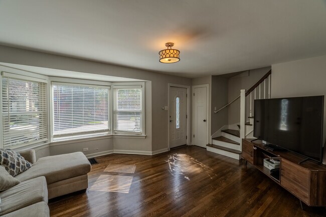 Building Photo - 4210 Maple Ave
