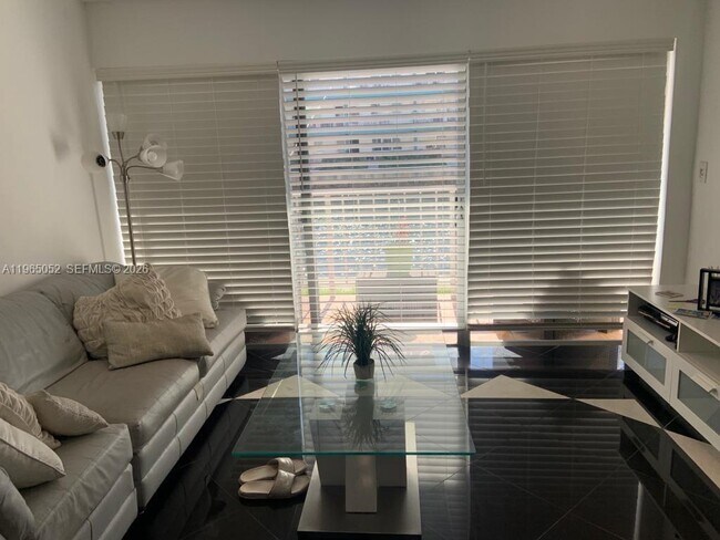 Foto del edificio - 3944 NE 167th St