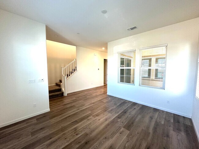 Foto del edificio - Natomas 3 Bedroom Home with a loft for rent!