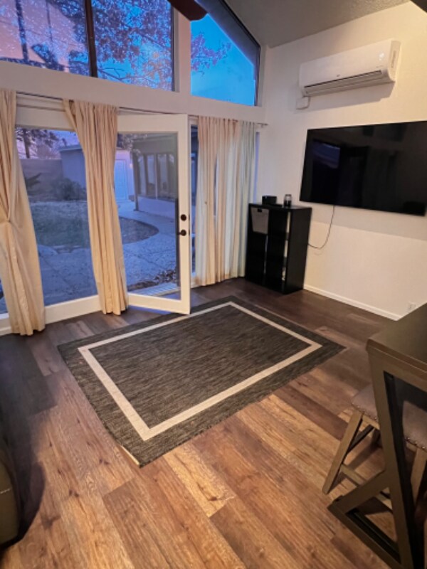 Foto del edificio - 102 W Berry Dr