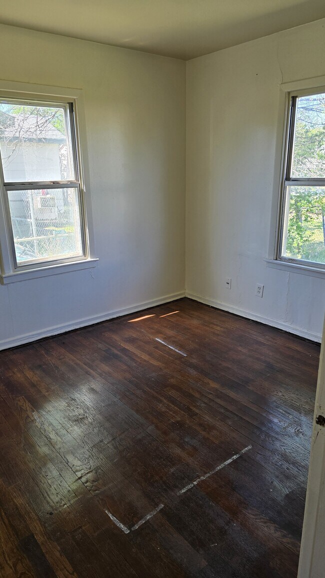 Building Photo - 1006 Pryor
