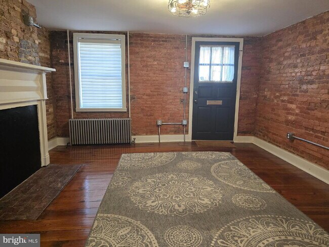 Foto del edificio - "Charming 1-Bed Rowhouse with Granite Elegance & Hardwood Warmth in Frederick!"