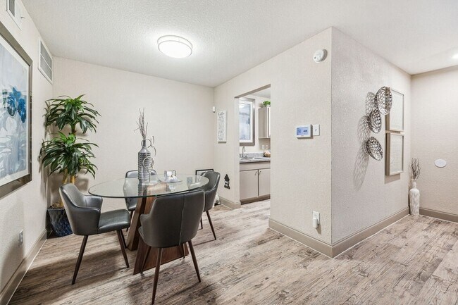 Foto del edificio - 10751 Meadowglen Ln