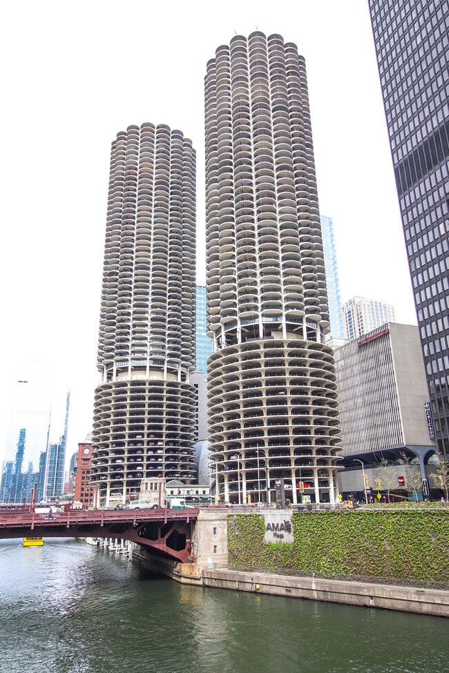 Building Photo - 300 N State St