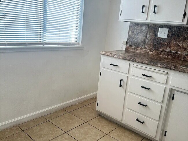 Foto del edificio - Fresh interior paint, new lighting fixtures, large living room, hall with laundry hook ups.