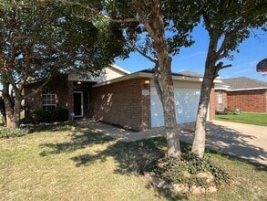 Building Photo - 513 N Iola Ave
