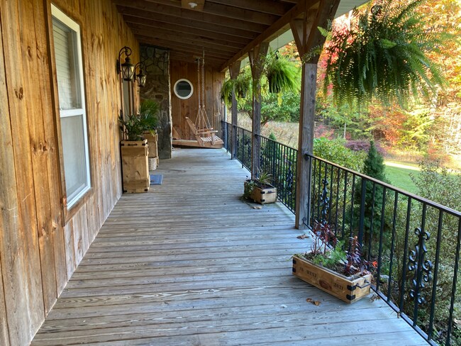 Building Photo - 424 Roaring Creek Rd