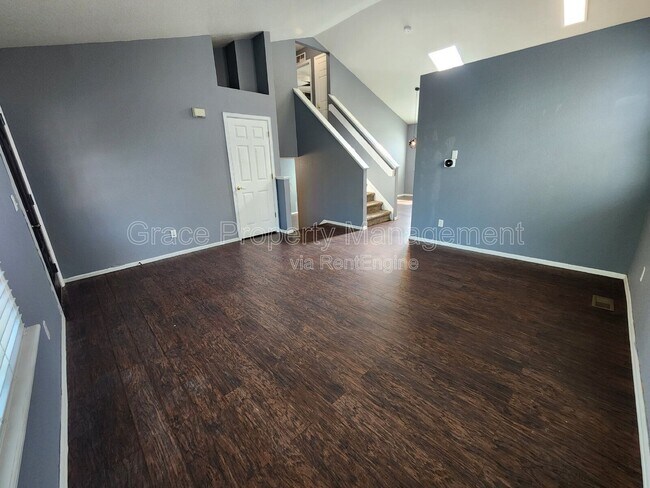 Foto del edificio - 327 W 116th Pl