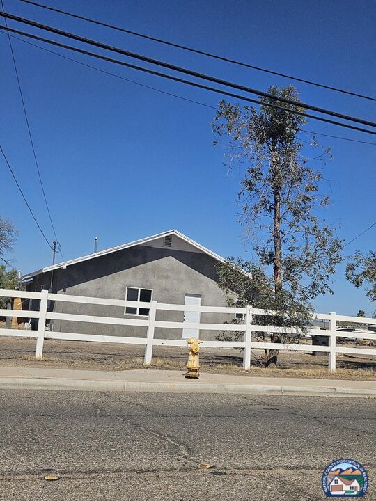 Building Photo - 874 W Pico Ave