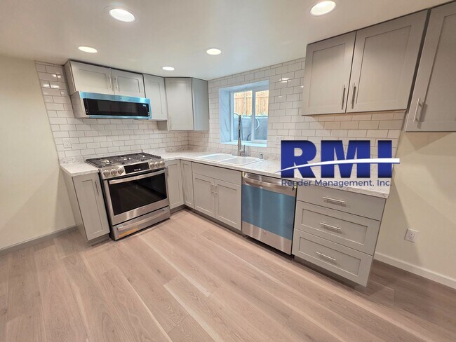 Foto del edificio - Updated Studio Downtown Bremerton!!!