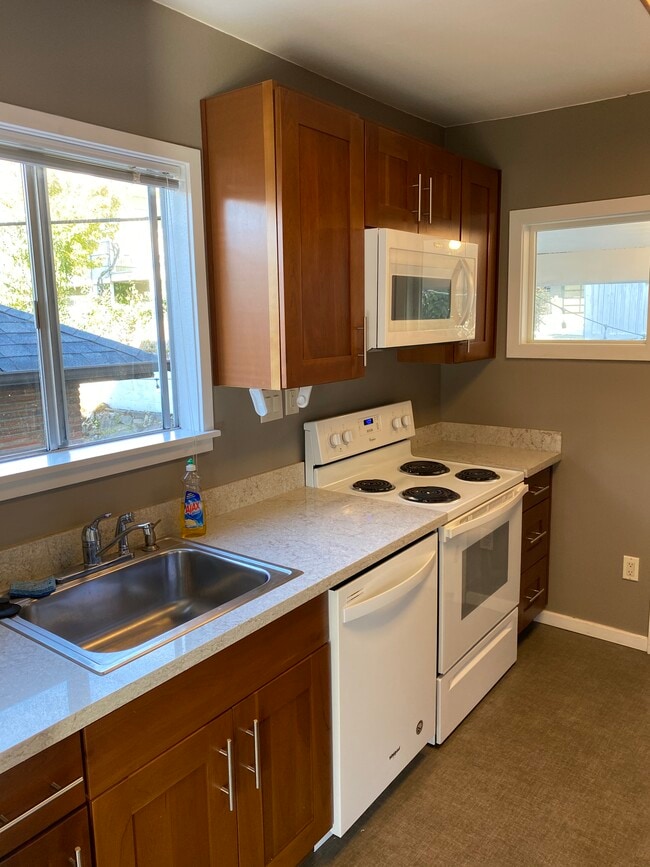 Building Photo - 3850 Beach Dr SW