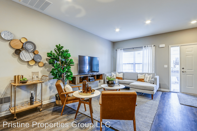 Foto del edificio - 7770 Newbury Dr