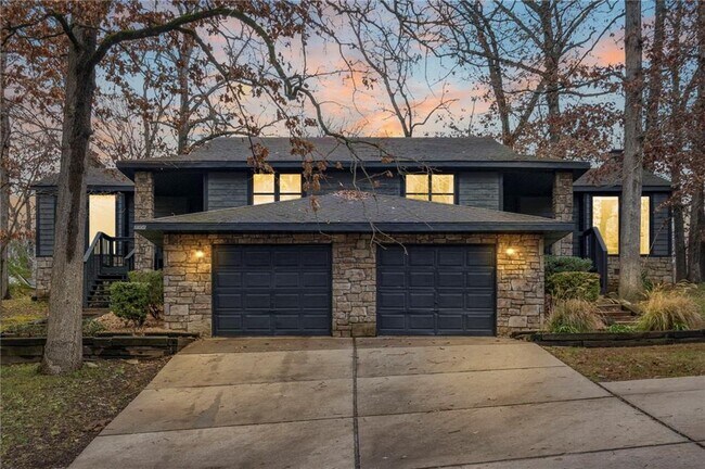 Building Photo - 2306 Oakwood Ave