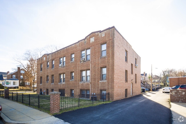 Building Photo - 2020 Shepherd St NE