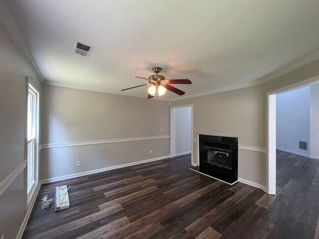 Building Photo - 105 Sweetwater Trce