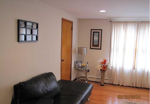 Vista de la sala de estar 3 - 298 Luddington Ave