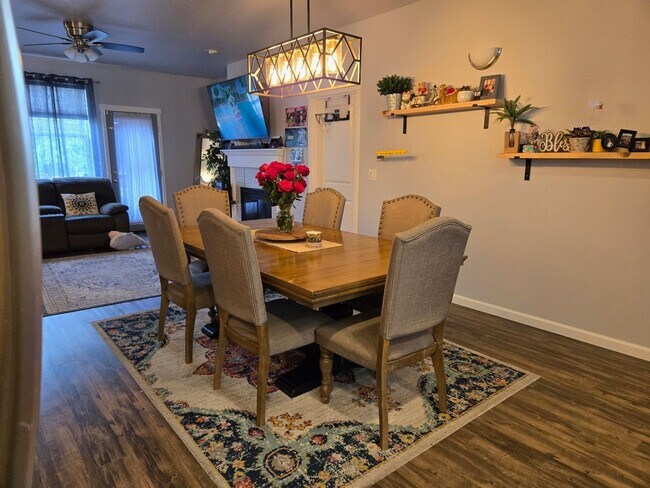 Building Photo - Gorgeous Mount Vernon Home 4 Beds 3.5 Bath...