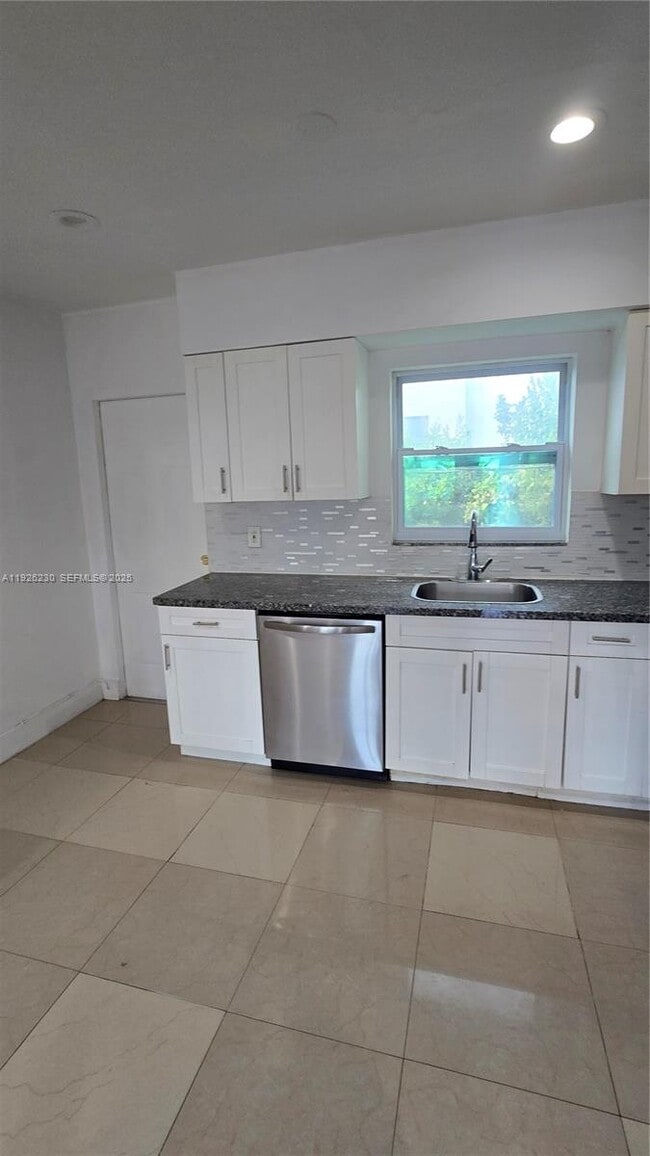 Foto del edificio - 9760 Bay Harbor Terrace