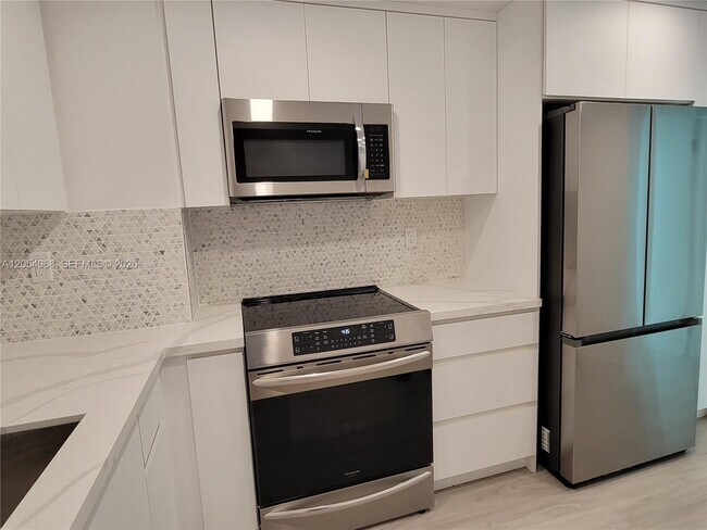 Building Photo - 2655 Collins Ave