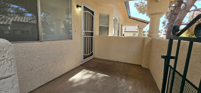 Building Photo - Lovely Upstairs Condo