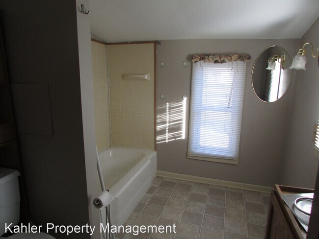 Foto del edificio - 1 br, 1 bath House - 27 Monroe St