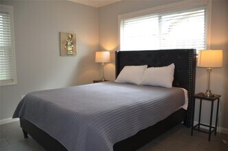 Building Photo - 2806 Pine St