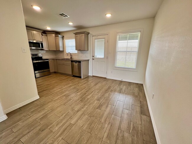 Foto del edificio - 6616 Leightyn Ln