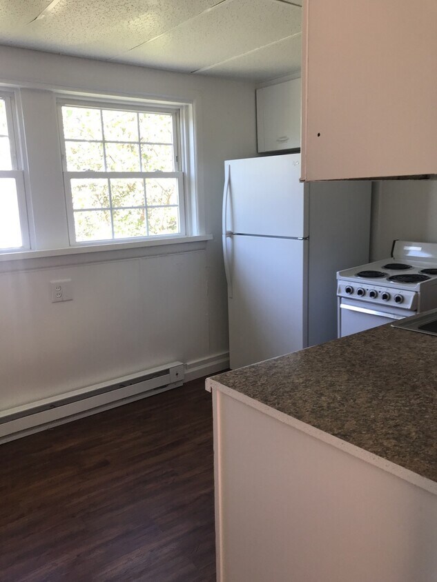 Building Photo - Section 8 Eligible-1st Floor Efficiency Ro...