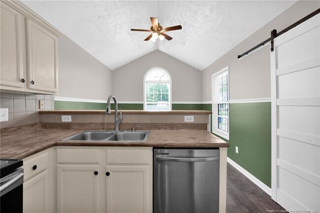 Foto del edificio - 112 Camrose Ct