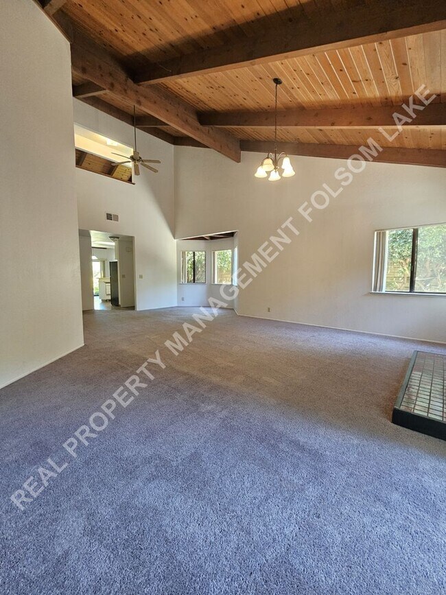 Foto del edificio - Spacious 3 bedroom 2.5 bath townhouse in South Davis