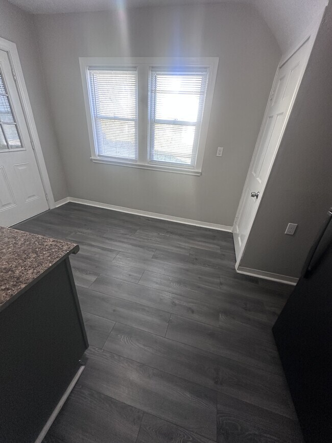 Building Photo - 8009 Vineyard Ave