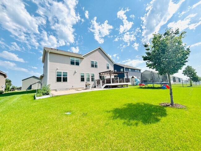Building Photo - Stunning 5bed/3 1/2 bath Home in Shakopee!