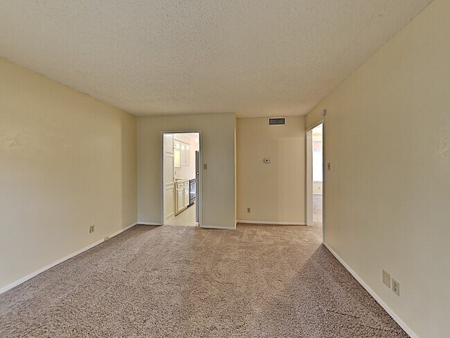 Foto del edificio - 5836 Locke Ave