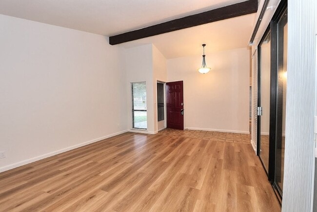 Building Photo - Beautiful corner halfplex available now for rent!