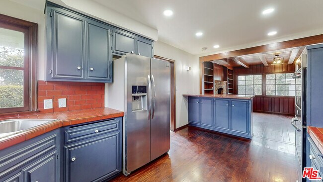 Building Photo - 501 Chapala Dr