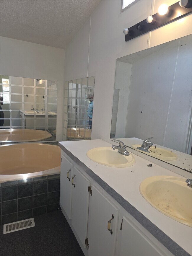 Foto del edificio - 14525 Urbanosky Ln