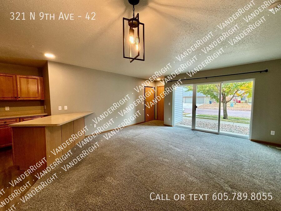 Foto principal - Updated Walk-Out 2 Bedroom Apartment!